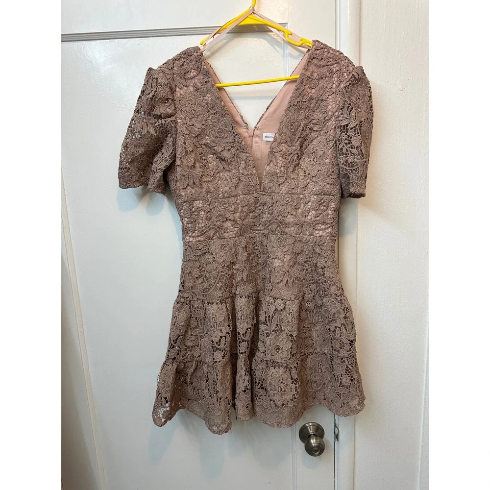 Dress The Population Hallie Lace Mini Dress Warm Taupe V-Neck Tiered M excellent
